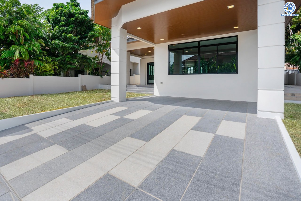 บ้านมือสองตกแต่งใหม่ โครงการ เมืองเอก โครงการ8  วิภาวดี-รังสิต บ้านเดี่ยวหลังใหญ่ บนเนื้อที่ 105 ตร.ว. พื้นที่ใช้สอยเยอะถึง 444 ตร.ม. พร้อมฟังก์ชัน 3 ห้องนอน 5 ห้องน้ำ 1 ห้องอเนกประสงค์ 1 ห้องแม่บ้าน จอดรถได้ 2 คัน สุดยอดทำเล เชื่อมต่อทุกการเดินทาง ใกล้จุดขึ้นทางด่วน "ศรีสมาน" และมหาวิทยาลัยรังสิต